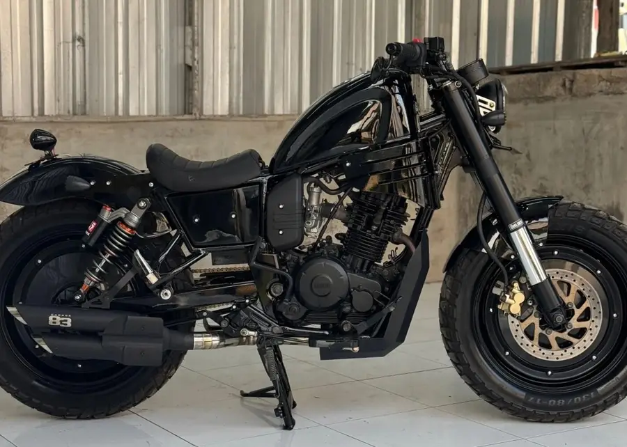 Bobber Yamaha Byson 150cc hitam, tampak samping