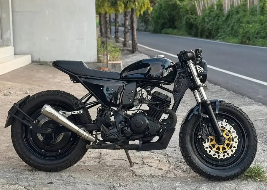 Caferacer Yamaha Byson 150cc di jalan